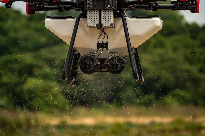 Agrodrono barstymo mechanizmas skleidžia sėklas